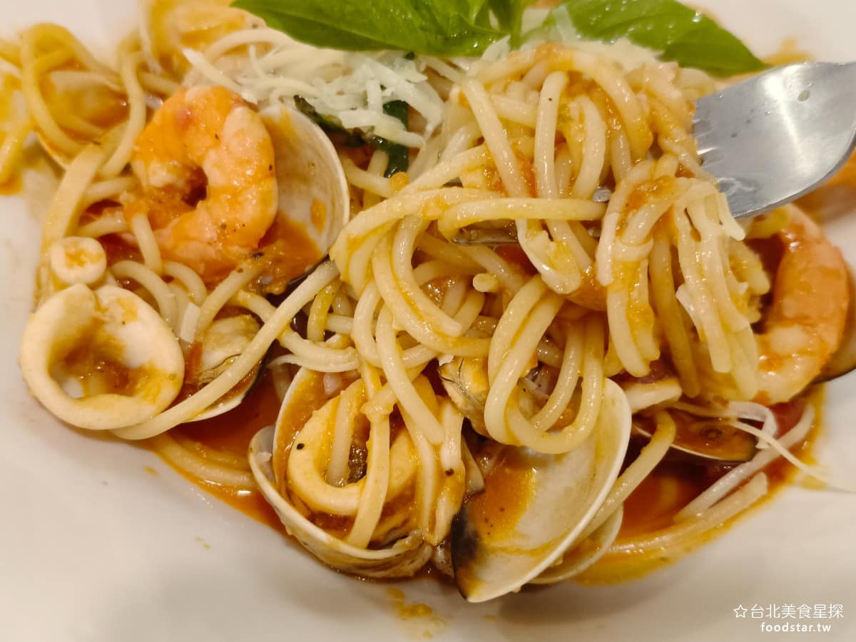 Timama kitchen kitchen菜單 kitchen推薦 內湖區美食 內湖美食 義式料理 醬汁的番茄味很濃厚，同時還多了海鮮的鮮味，吃起來會比單純的番茄肉醬麵更有層次感。 @台北美食星探