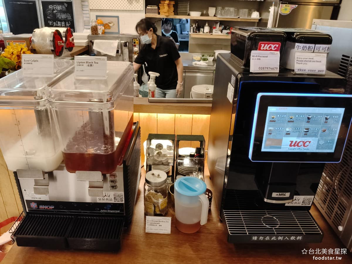 Timama kitchen kitchen菜單 kitchen推薦 內湖區美食 內湖美食 義式料理 還多了咖啡機和飲料，咖啡有義式濃縮、義式咖啡、美式咖啡、黑咖啡、咖啡拿鐵、卡布奇諾、咖啡摩卡、可可拿鐵，飲料有提供無糖的立頓紅茶，以及冰可爾必思。 @台北美食星探