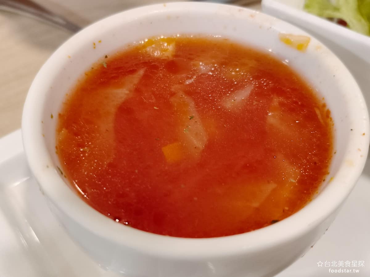 Timama kitchen kitchen菜單 kitchen推薦 內湖區美食 內湖美食 義式料理 番茄湯 番茄湯番茄味非常濃郁，裡面有滿滿的料，有番茄、高麗菜和馬鈴薯，料多豐富，味道還不錯。 @台北美食星探
