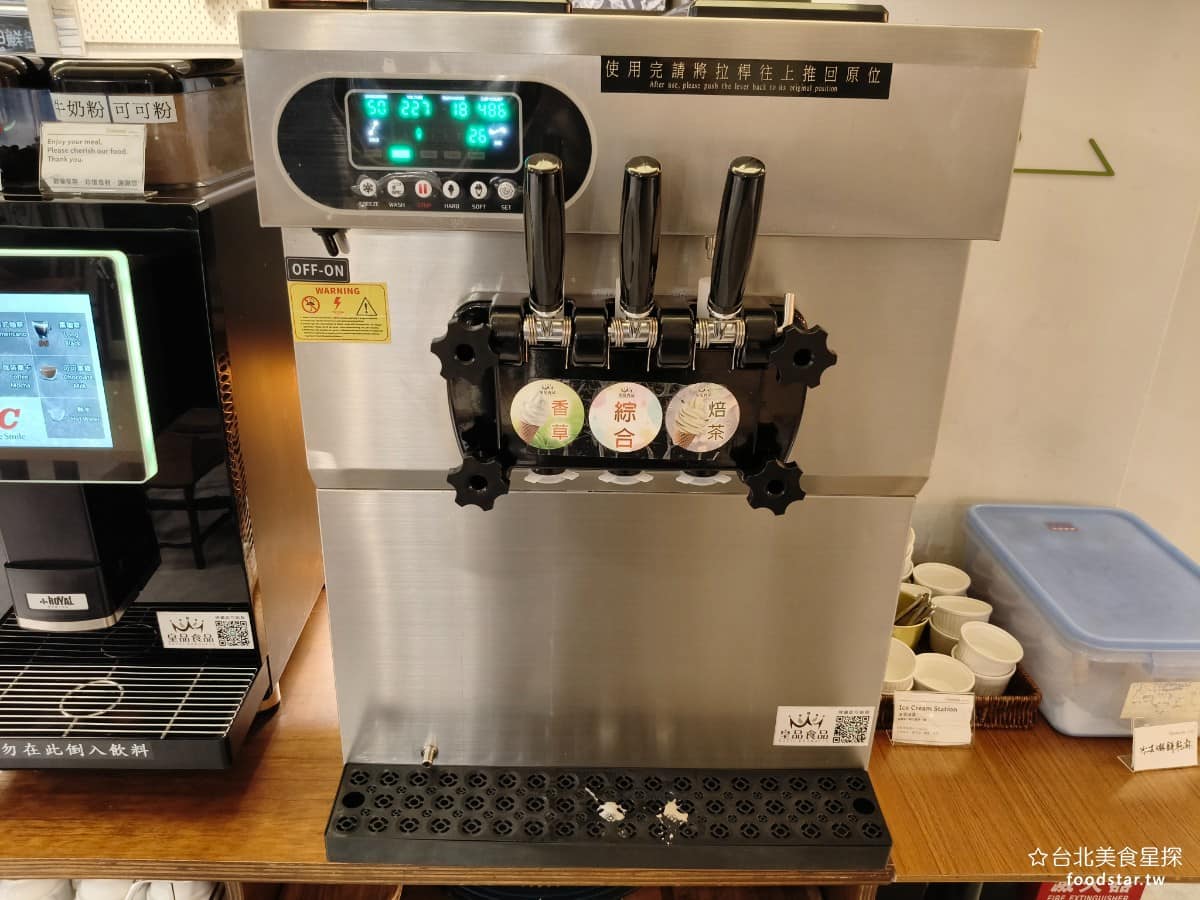 Timama kitchen kitchen菜單 kitchen推薦 內湖區美食 內湖美食 義式料理 冰淇淋機 之前沒有，但現在店內多了免費的冰淇淋機，可以吃口味有三種，分別是香草、綜合、和焙茶，所以中午客人多了不少。 @台北美食星探