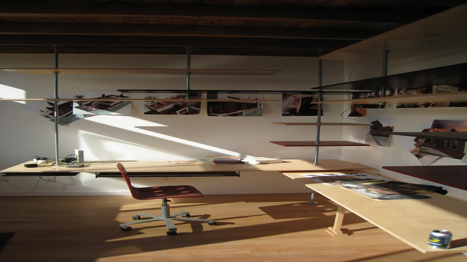 Corner articulating keyboard arming workstation with monitor and shared office context