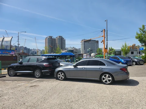 이거 도대체 왜 이렇게 주차한거냐?