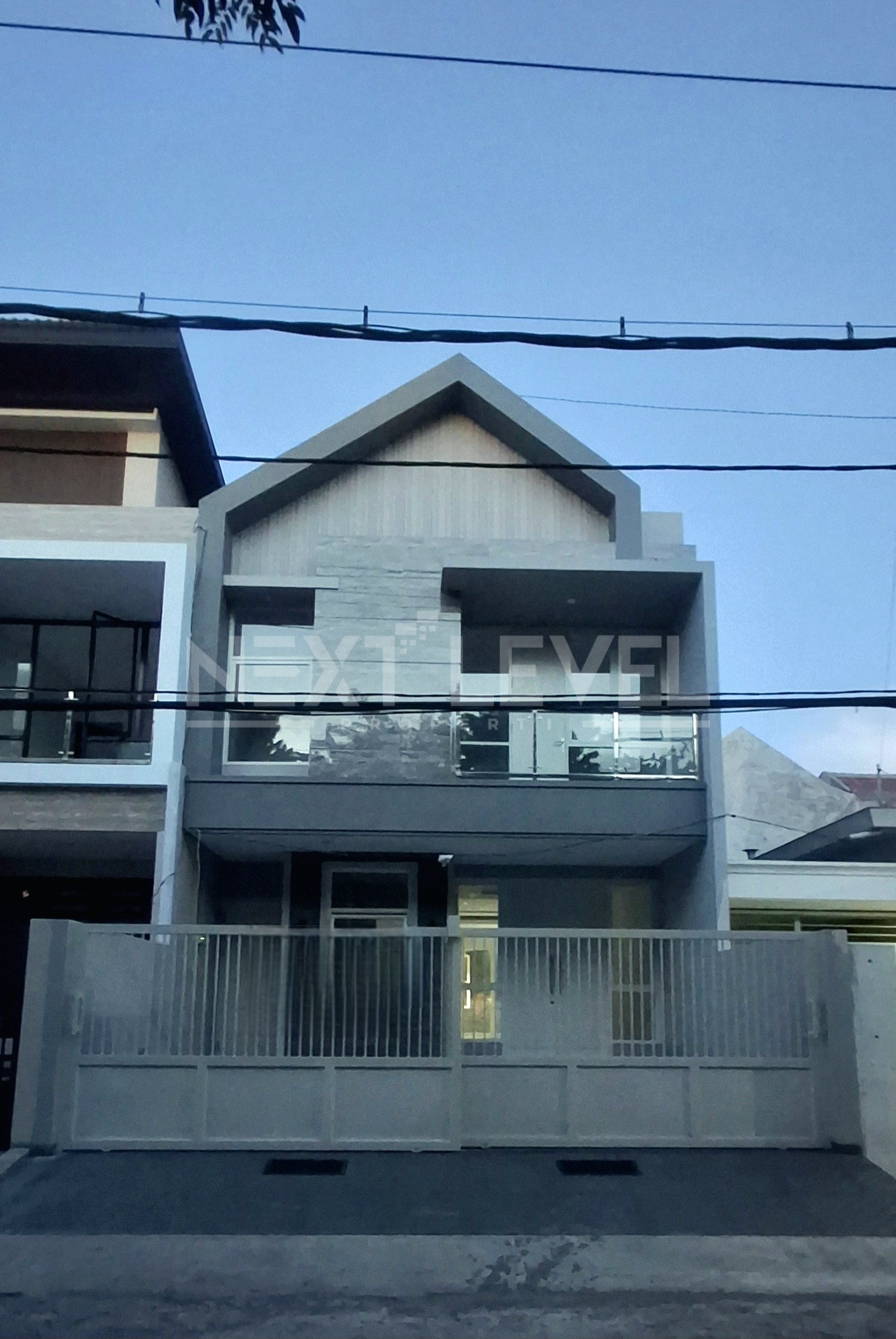 Rumah Baru Manyar Tirtoyoso Row Jalan Kembar dekat Mall
