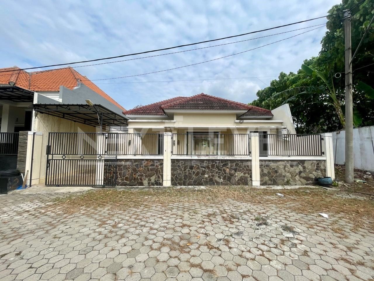 Dijual Rumah Tengah Kota Mojokerto – Row Jalan Lebar & Carport 3 Mobil (SHM On Hand)