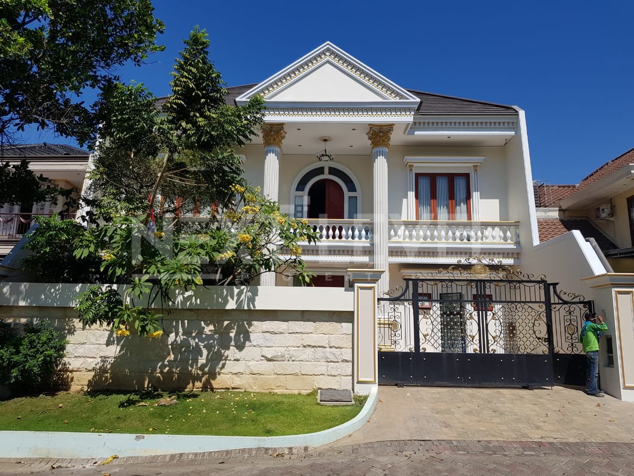DIJUAL Rumah Classic Modern 2 Lantai Pakuwon City Dekat dengan PCM dan area Kuliner