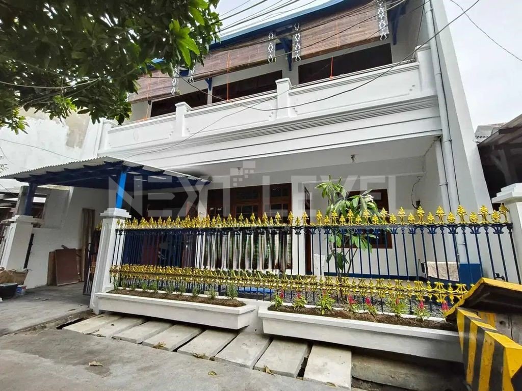 Disewakan: Rumah Besar 2 Lantai di Semolowaru Indah II Surabaya – Siap Huni, Dekat Kawasan Kampus & Row Jalan Lega