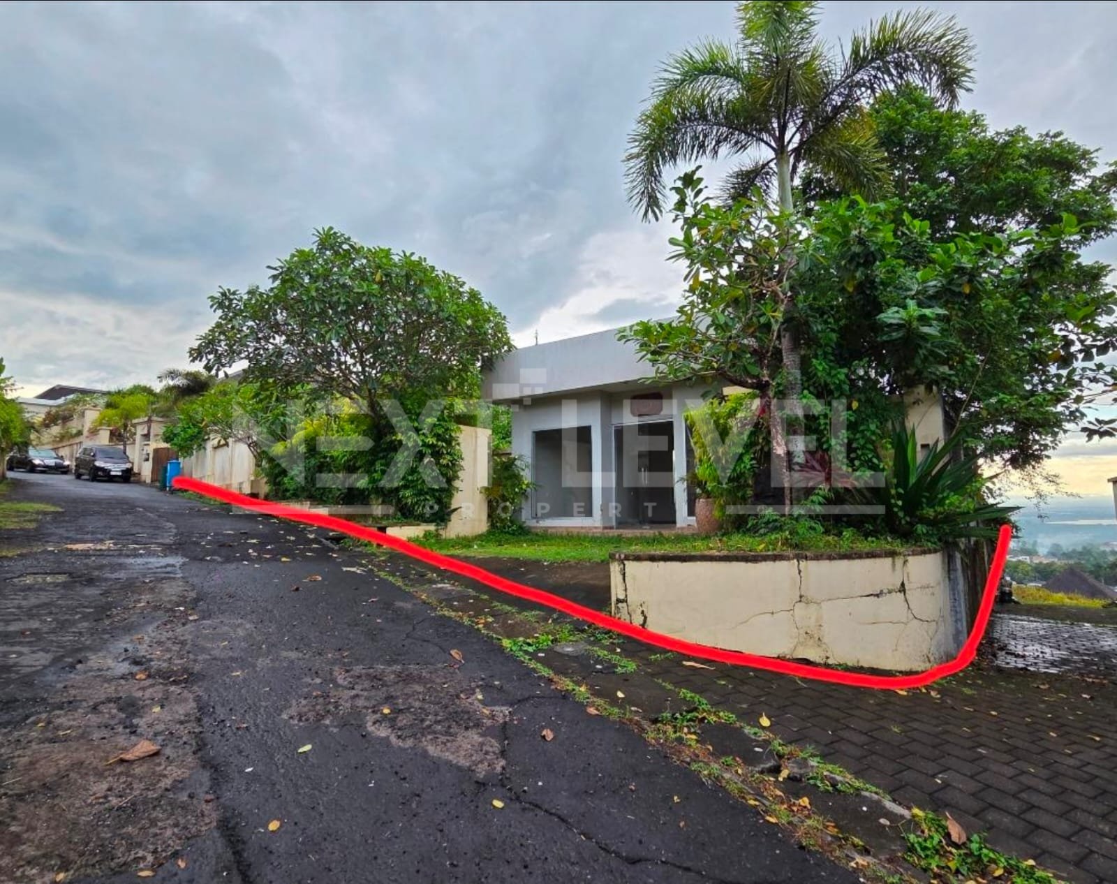 DI JUAL TANAH SUPER, UNBLOCK VIEW OF AIRPORT, OCEAN, CITY, MOUNTAIN AND TOLL ROAD. LOKASI SANGAT STRATEGIS JIKA DI BANGUN VILLA. LOKASI DI kOMPLEKS VILLA SUN ISLAND, JIMBARAN.
