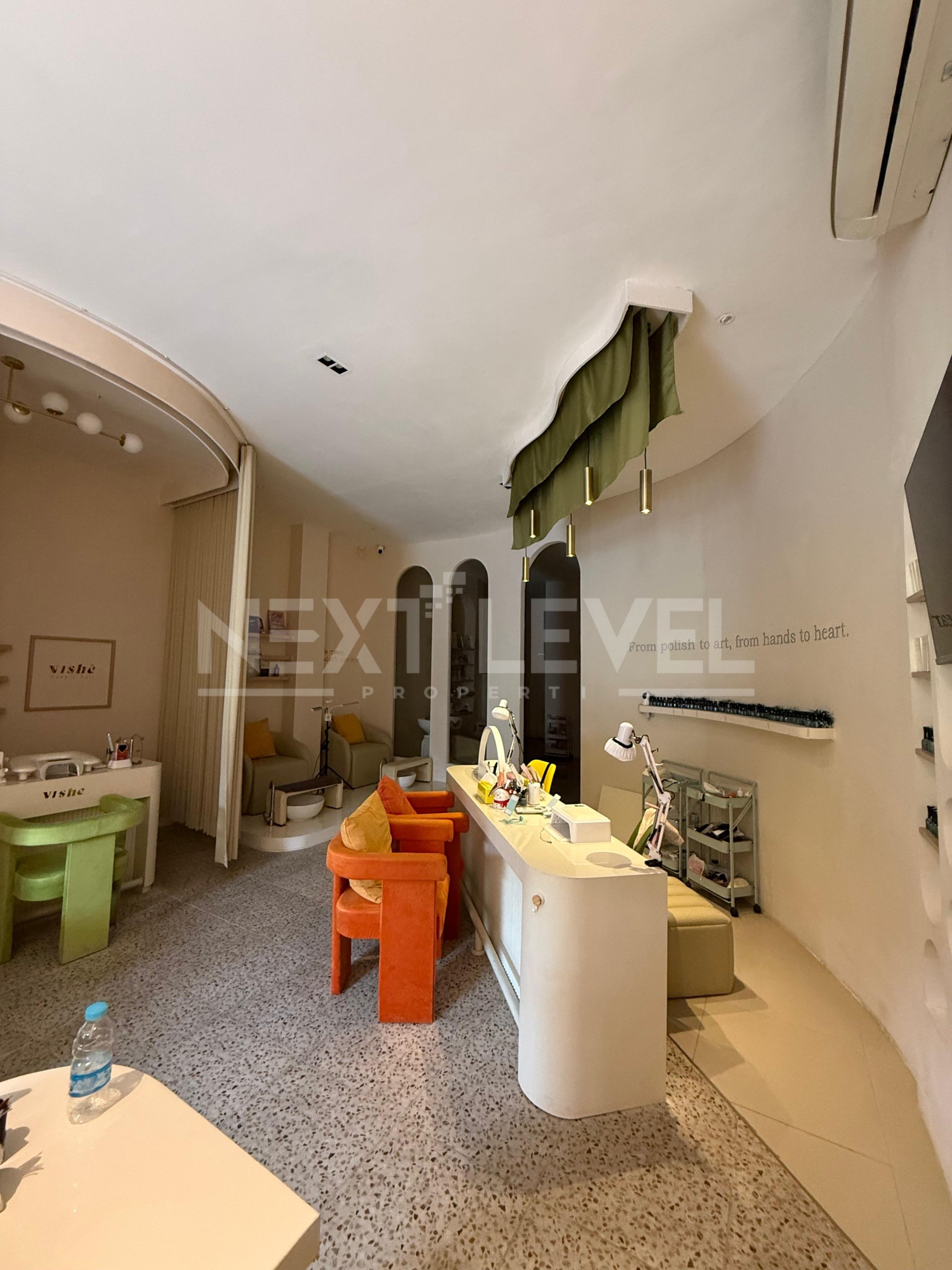 Ruko mewah di lokasi premium. Sewa Ruko _Furnish_ ( ex Salon ) di Raya Hr muhammad Surabaya
