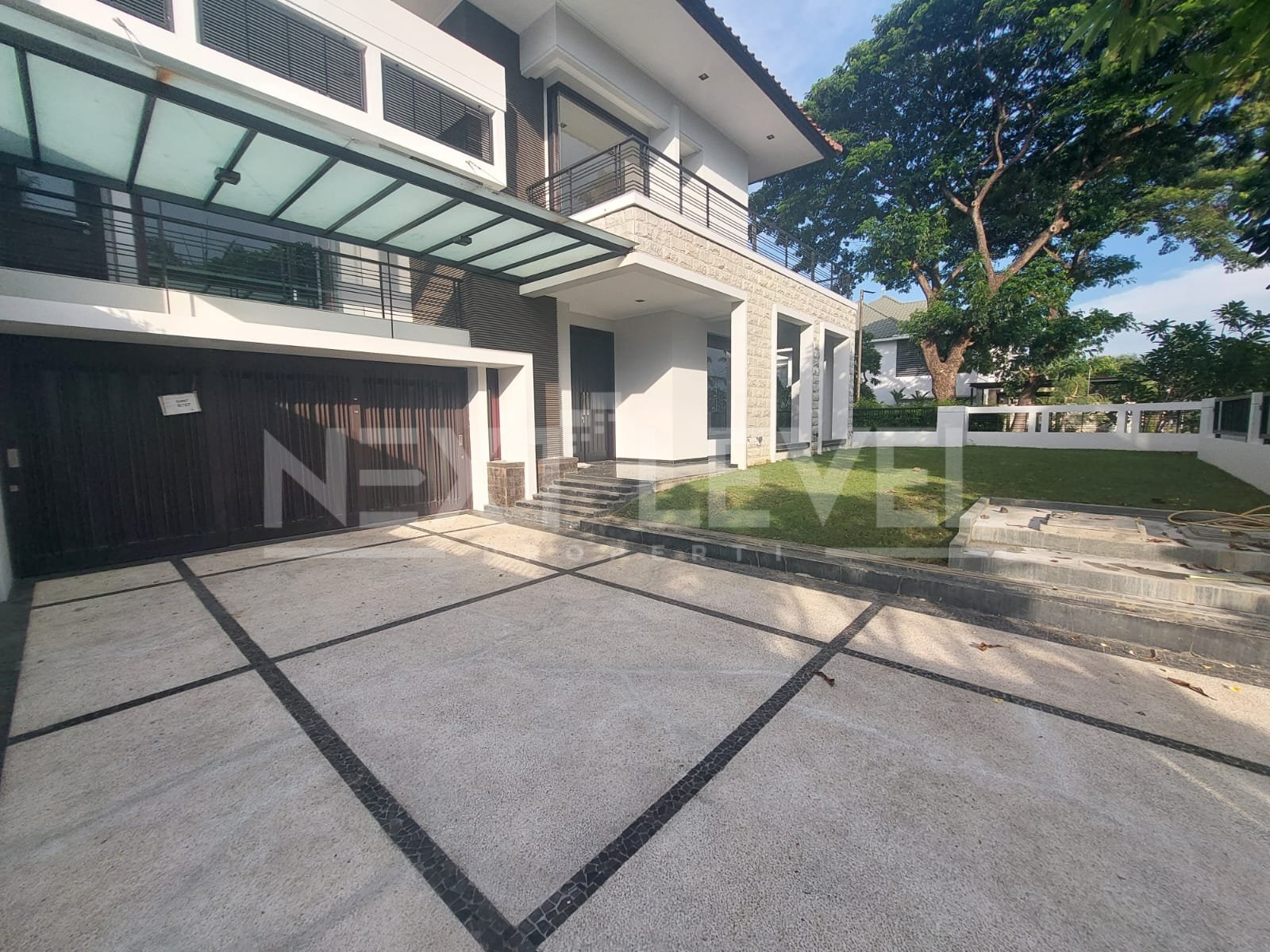 Disewakan Hunian Elit Graha Famili Mahakarya Kemewahan di Surabaya Barat