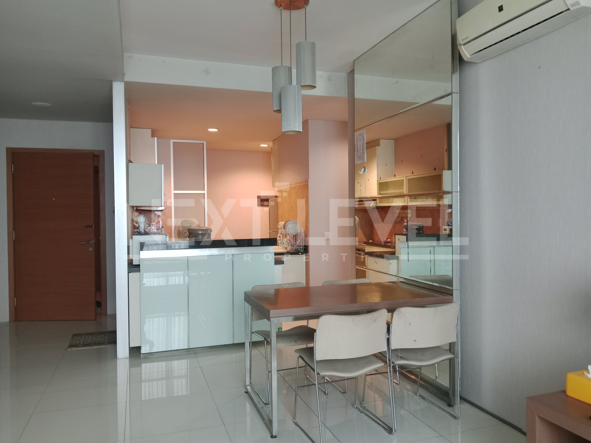 DISEWAKAN 3+1BR Condominium Luas 114m2 Full Furnish Pojok