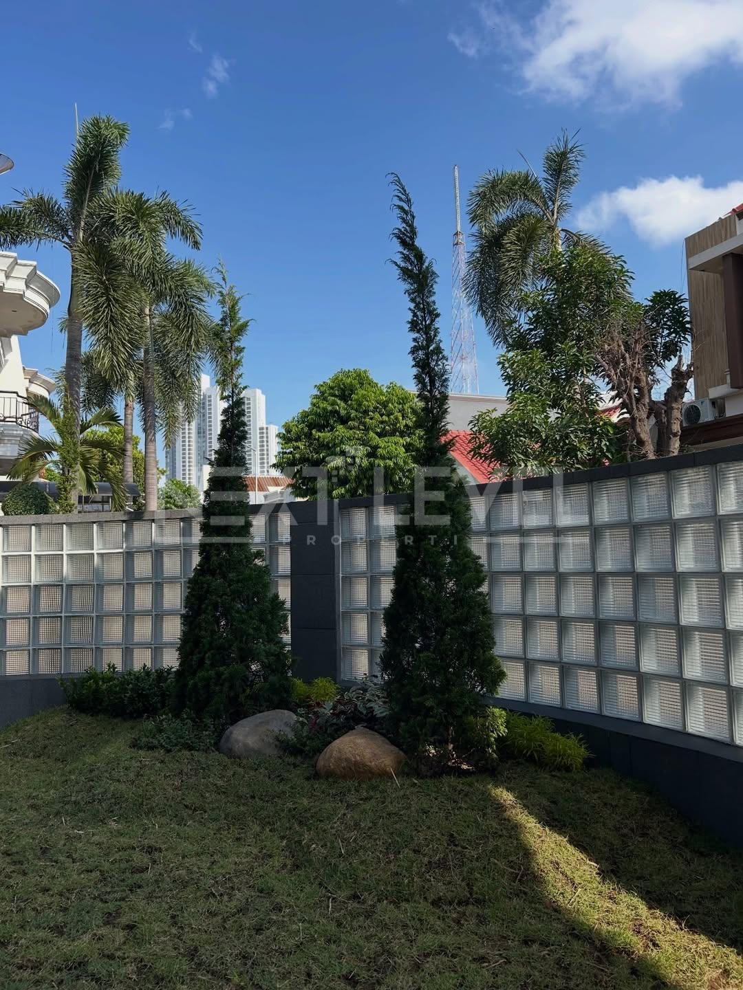 Dijual Rumah Fully Furnish  Pakuwon Surabaya