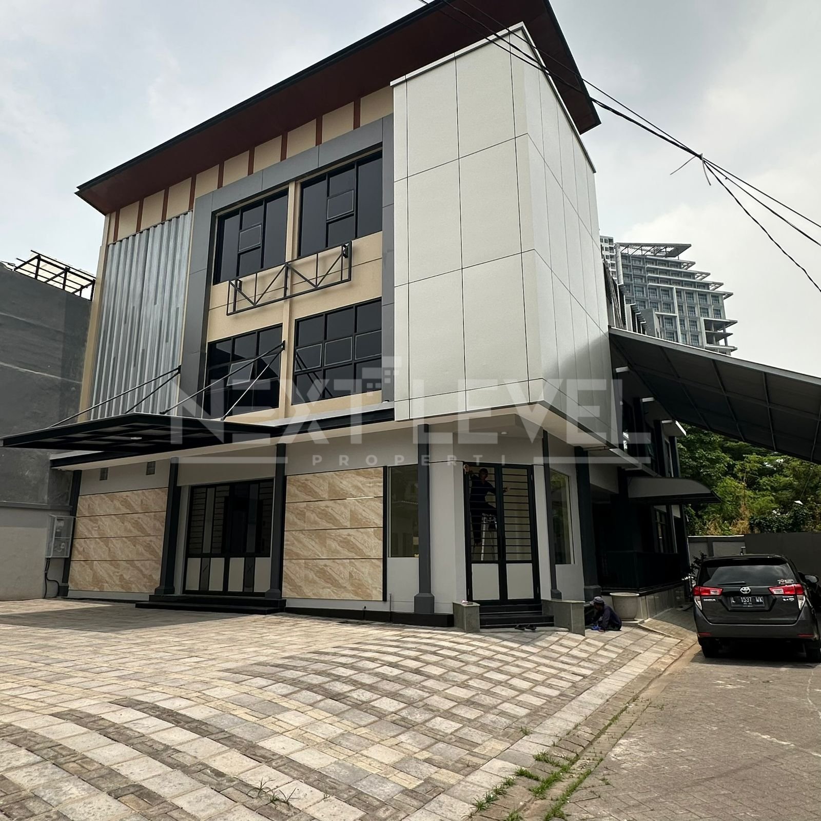 Disewakan Gedung / Ruko 3 lantai Darmo Bavarian