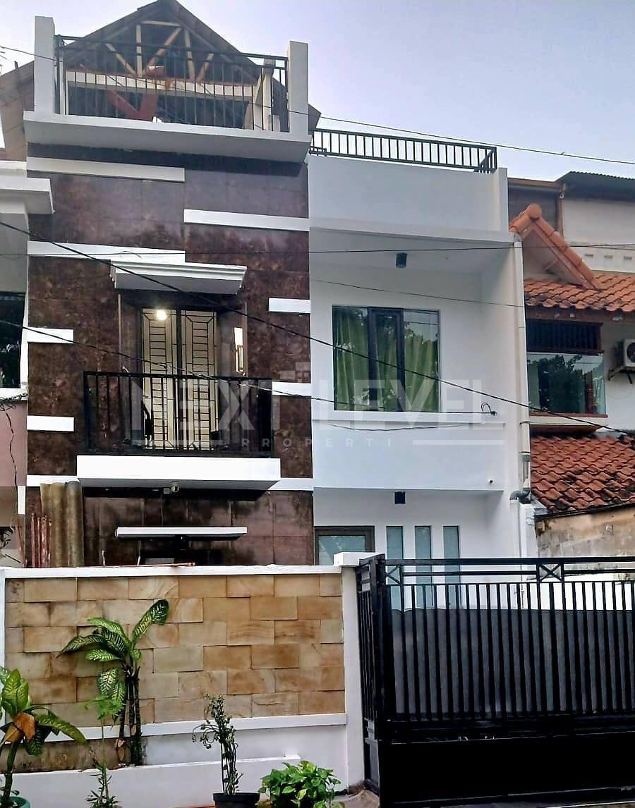 Dijual Rumah Minimalis 3 Lantai Siap Huni di Babatan Pratama Wiyung Surabaya