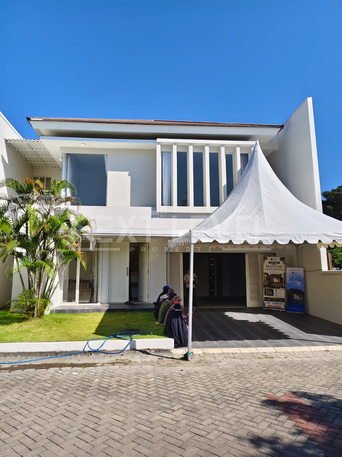 Dijual rumah modern di manyar garden surabaya timur full furnised 