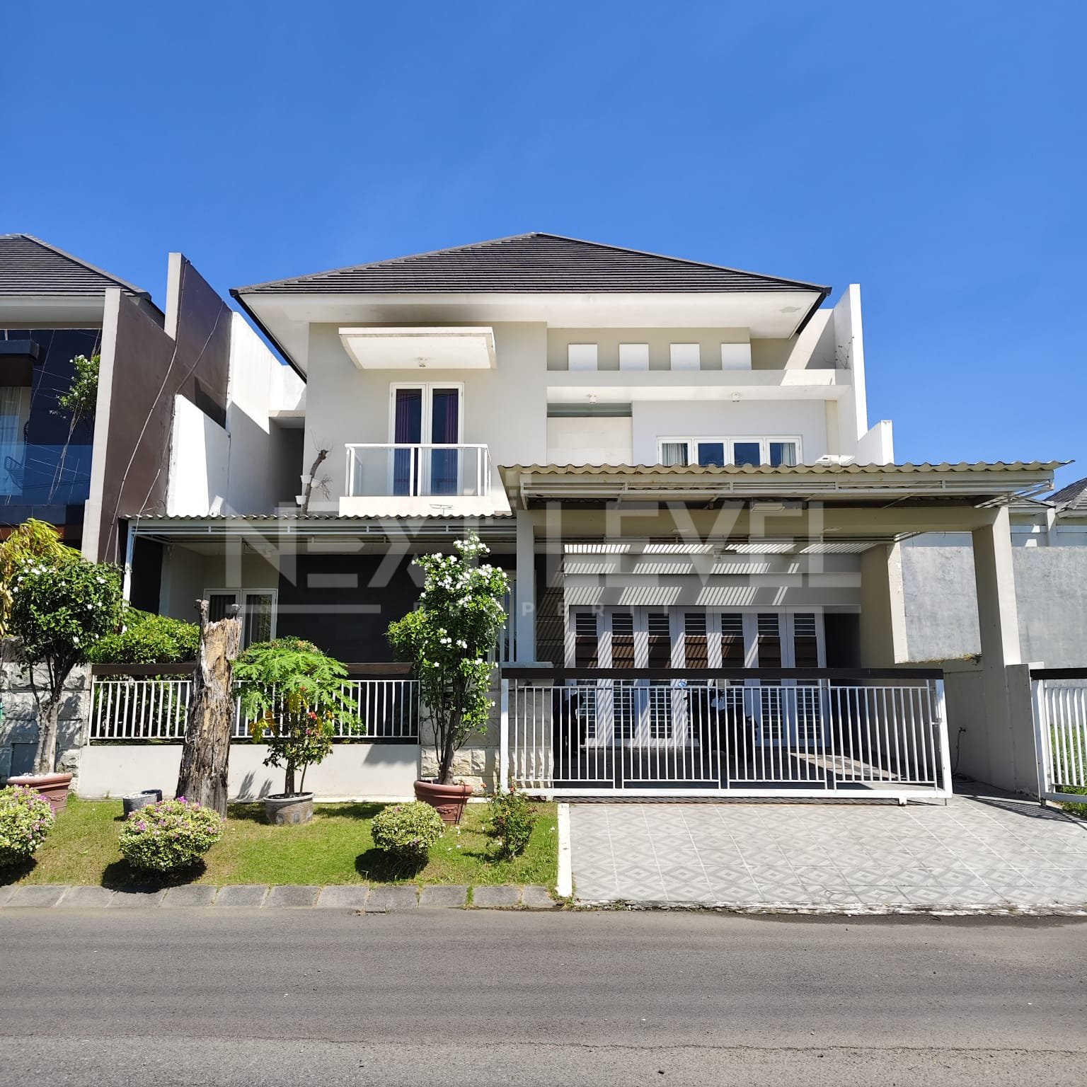 Dijual rumah full furnised di royal residence view danau, wiyung surabaya barat