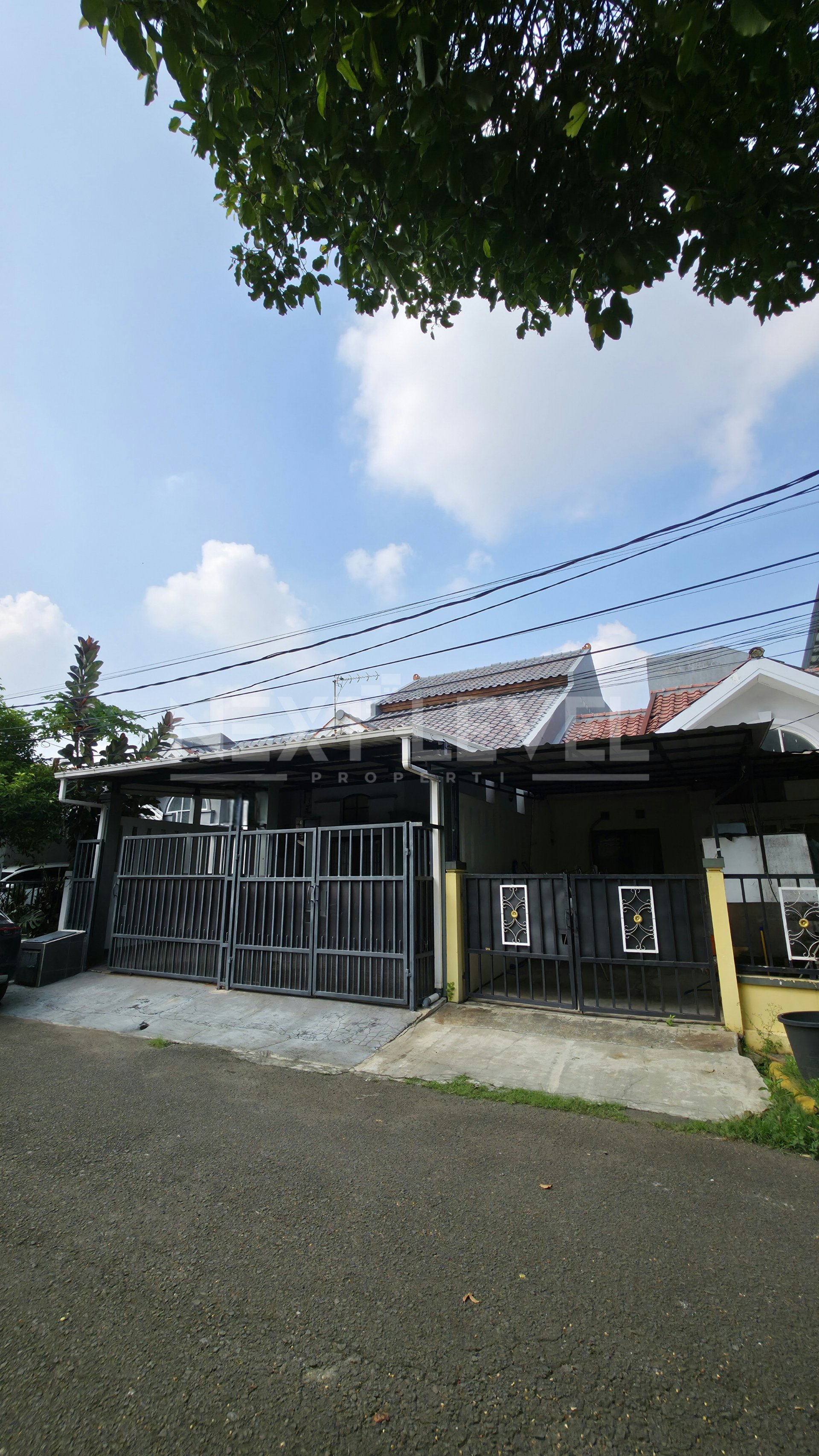 Jual rumah cantik 2 lantai semi furnish di taman sari ,harapan indah