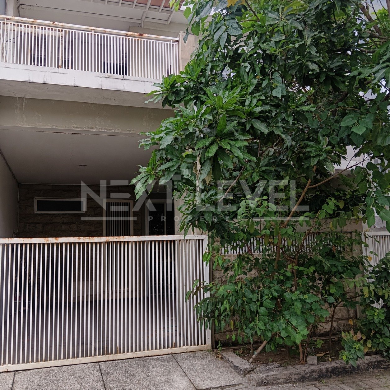 Disewakan Rumah Minimalisn2 Lt di Gayungsari dekat Al Hikmah & Polda