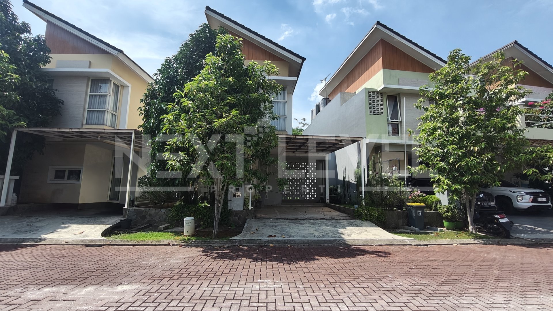 Rumah 2 Lt View Langsung ke Danau di Cluster Lavesh Harapan Indah Bekasi