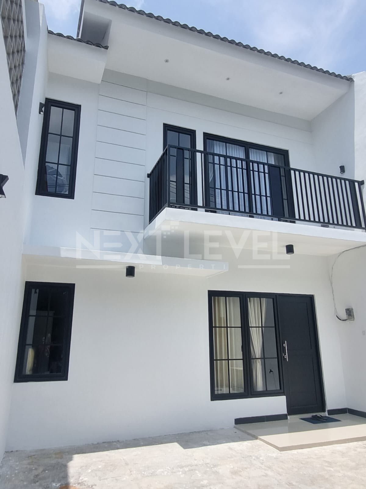 Dijual Rumah Furnish dekat Pakuwon Mall Green Mansion Lontar