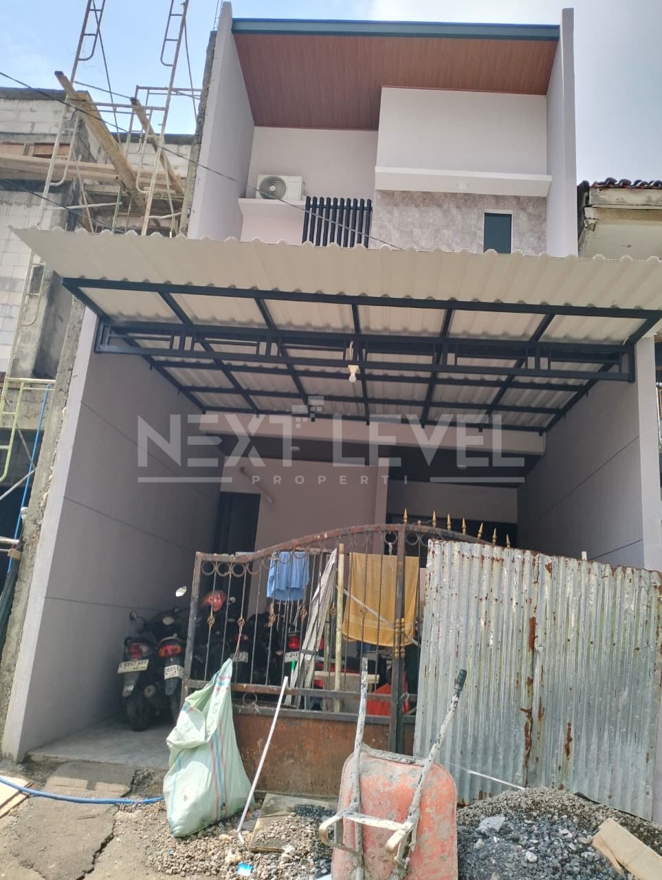 Di jual rumah baru Tenggilis Mejoyo
