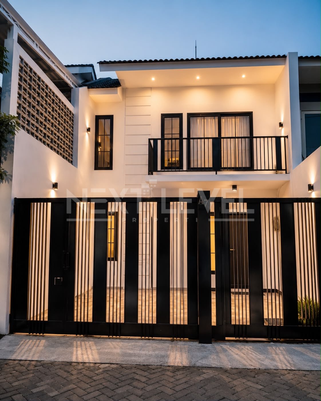 Di Jual Rumah Semi Furnish American Classic Green Mansion Regency Lontar