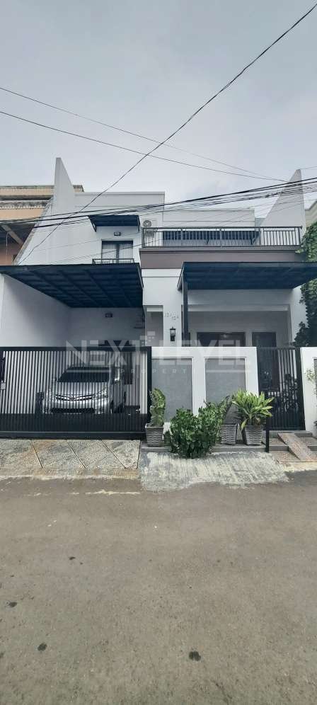 Rumah cantik 4+2 kamar tidur masih terasa harum barunya di Grand Galaxy City