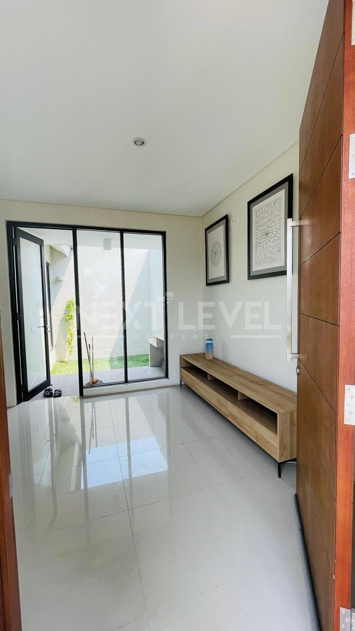 Disewakan rumah di northwest lake Citraland Surabaya barat