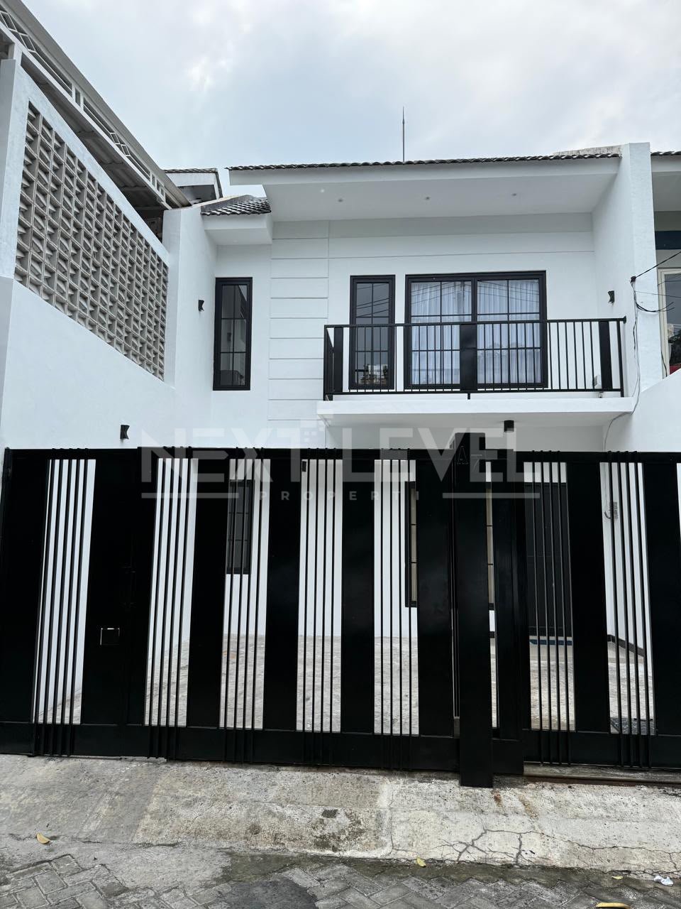 Rumah Semi Furnish American Classic 2 Lantai Green Mansion Regency Surabaya Barat Dekat Pakuwon Mall SHM