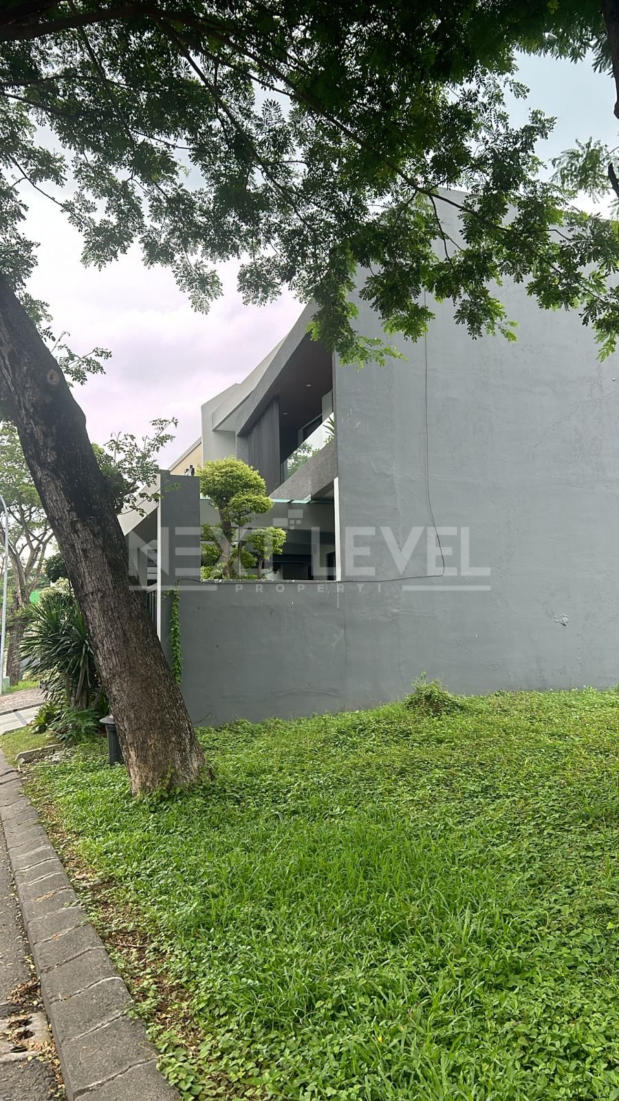 Disewakan tanah kavling di raya Woodland Citraland Surabaya 