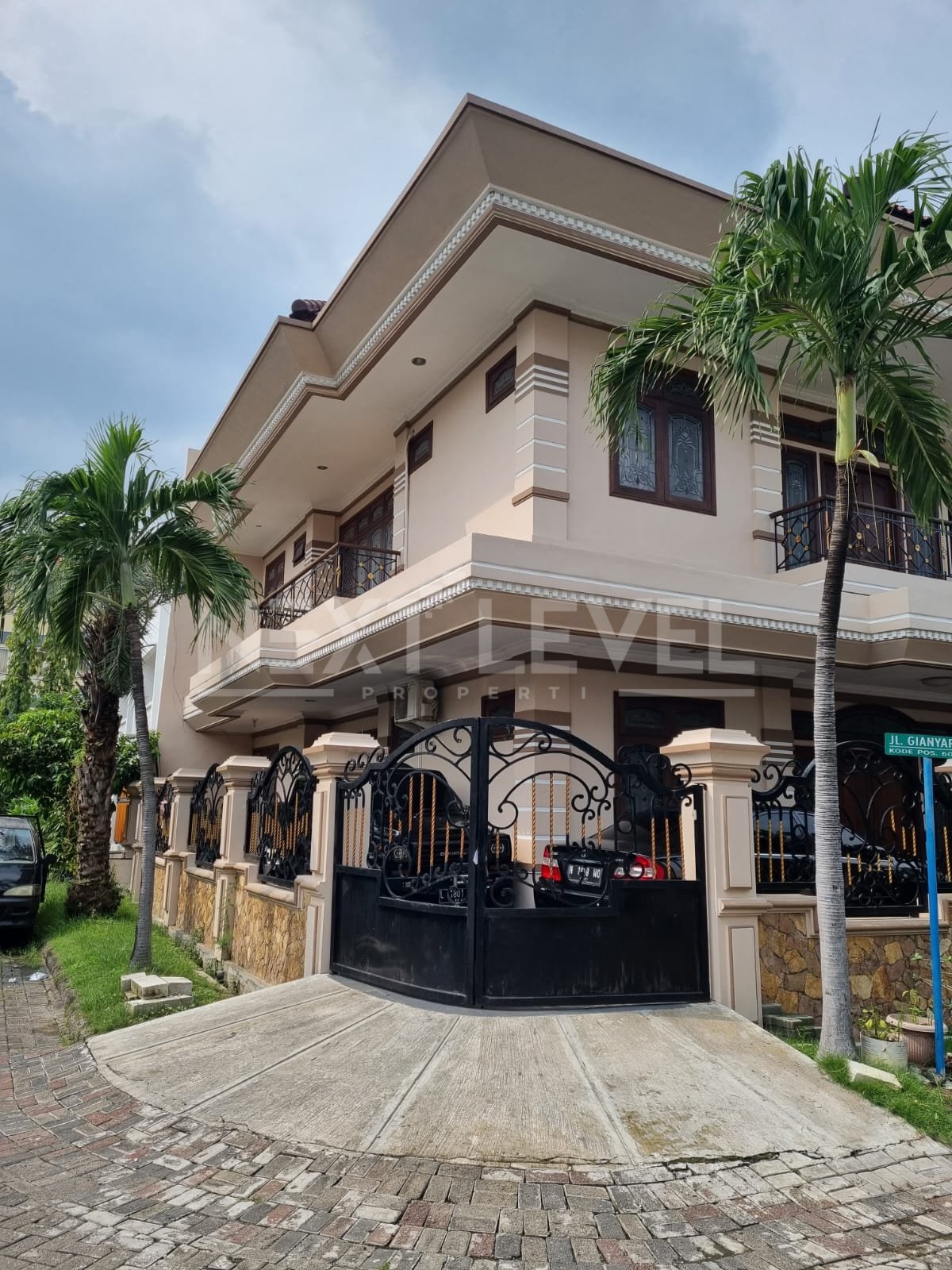 Rumah hook 2½ lantai di Purimas 