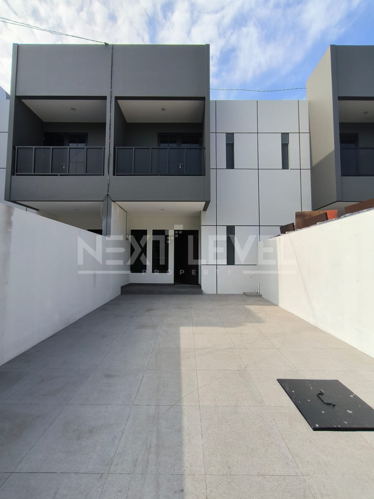 Ready unit, siap huni, dan dapat disc 200jt! Dijual rumah baru di Lebak Arum Surabaya.