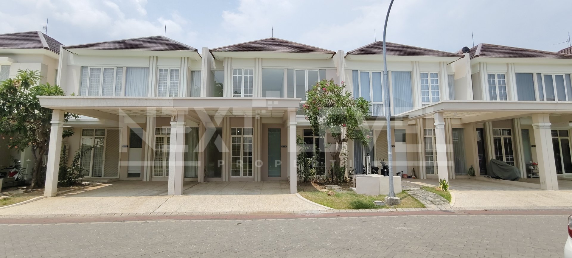 Rumah 2 Lantai Dengan Desain Modern, Siap Huni, & Lapang