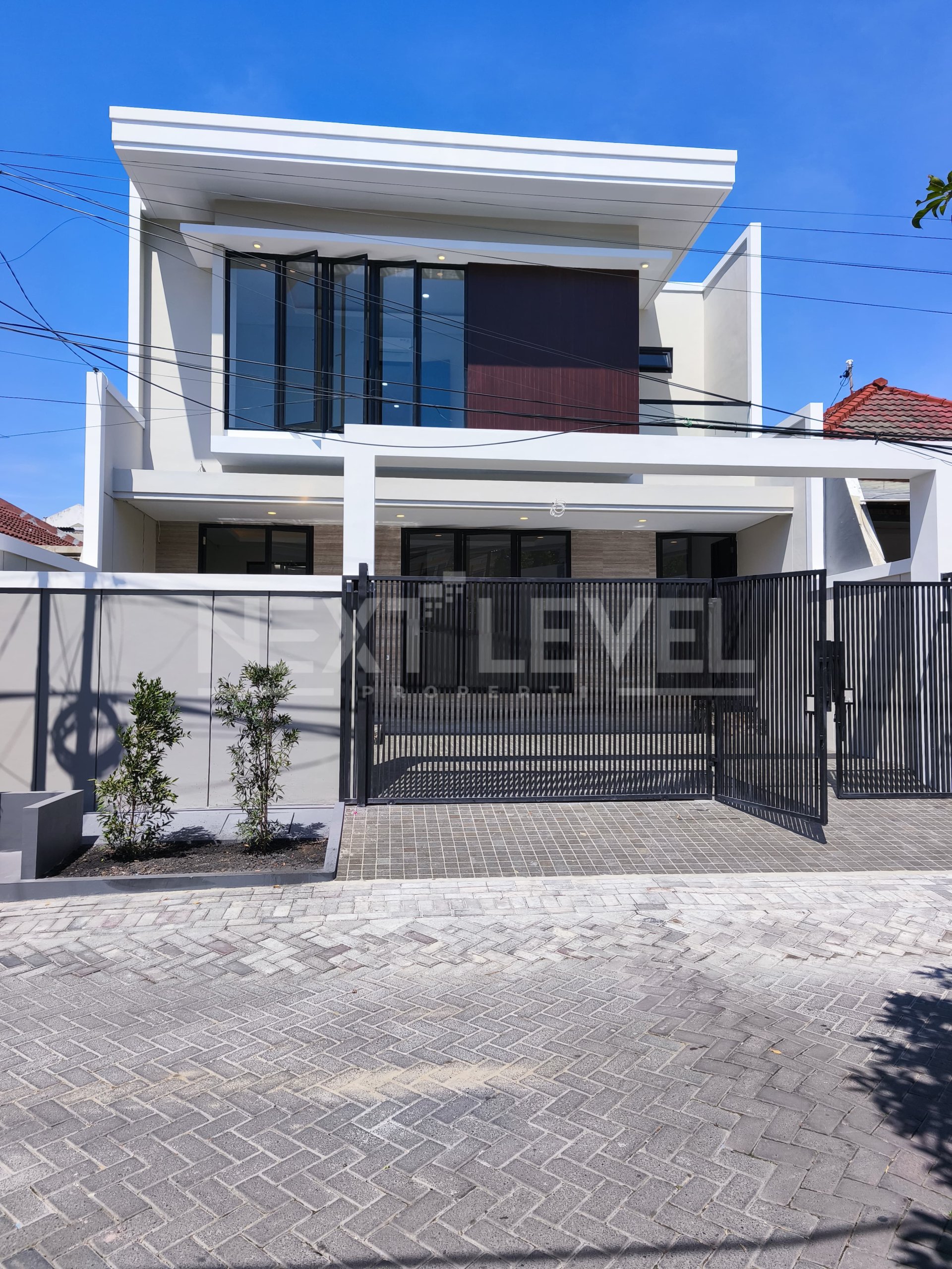 Dijual Rumah Baru Mewah di jalan utama Sutorejo Utara, 100 Meter dari jalan raya Mulyosari, row 3 mobil