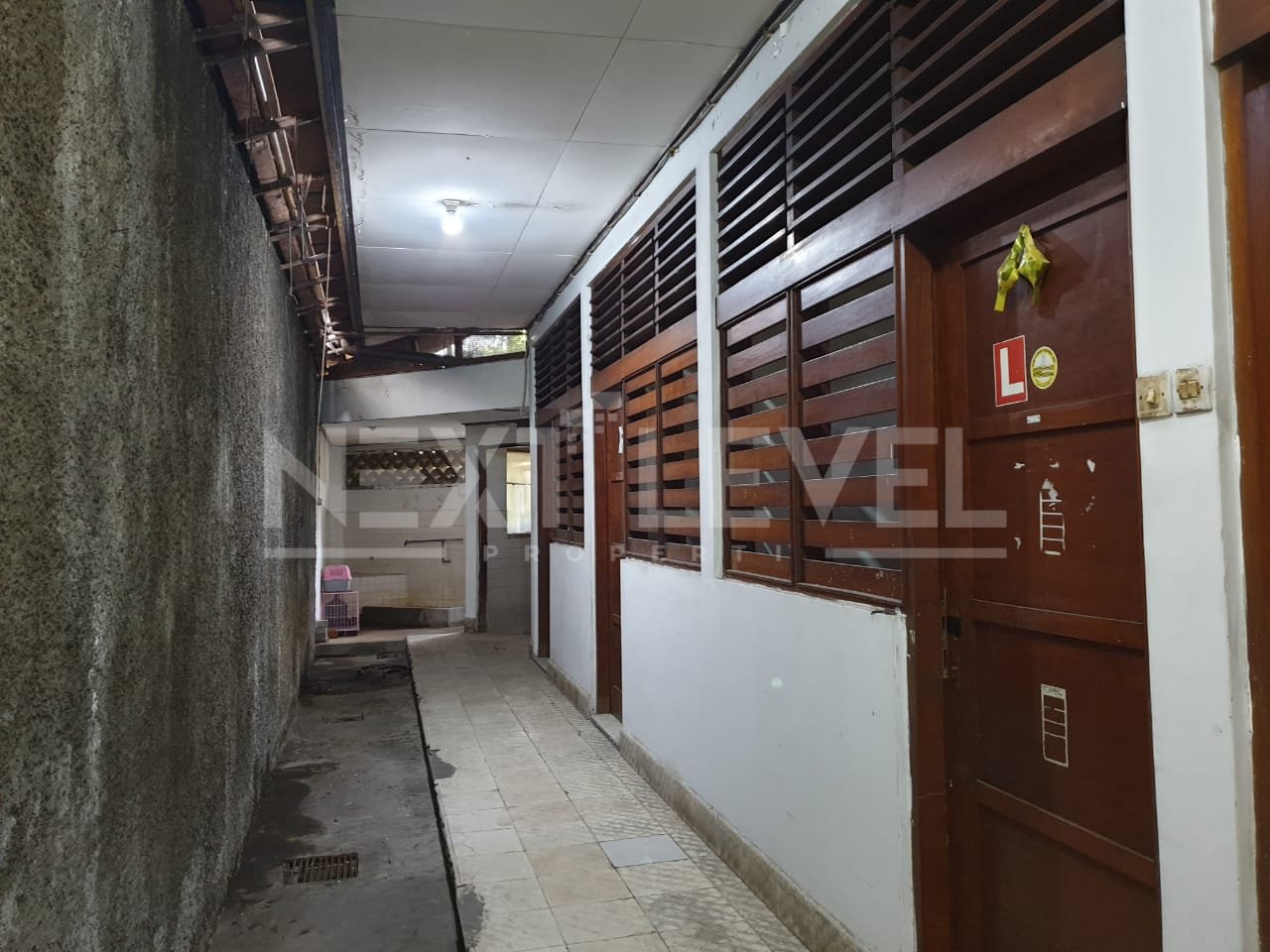 Dijual rumah klasik model spanyol di taman jemursari
