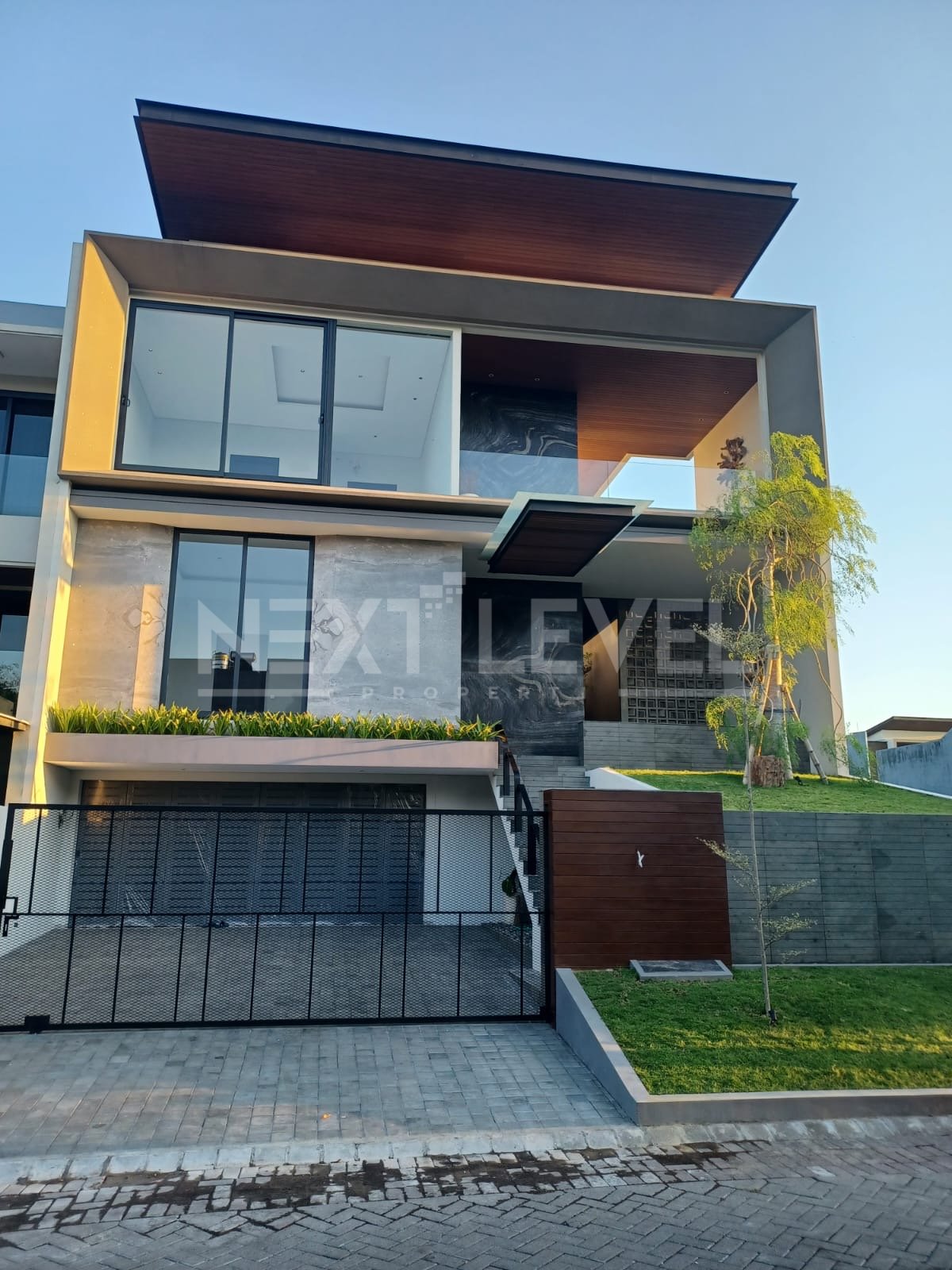 Rumah konsep Villa Modern Mewah 3 Lantai di Somerset Area Golf Citraland