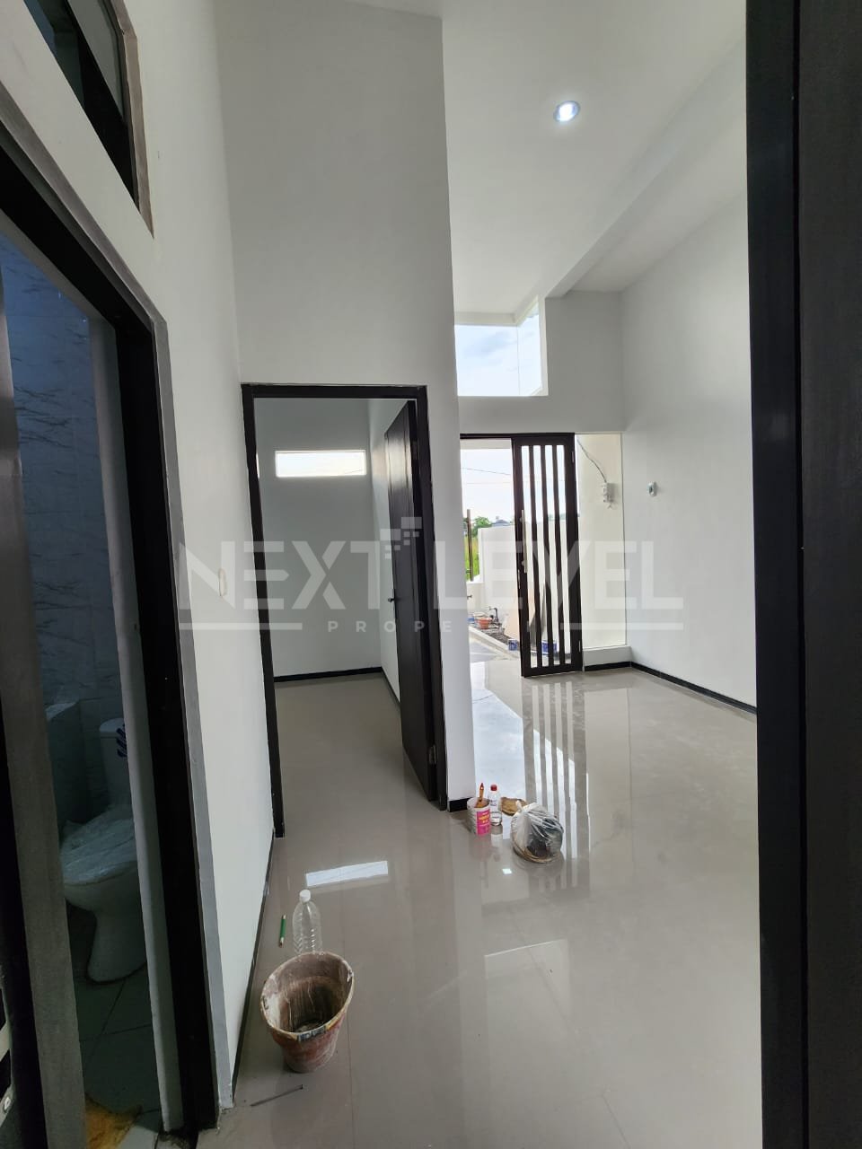 dijual rumah baru gress di sememi