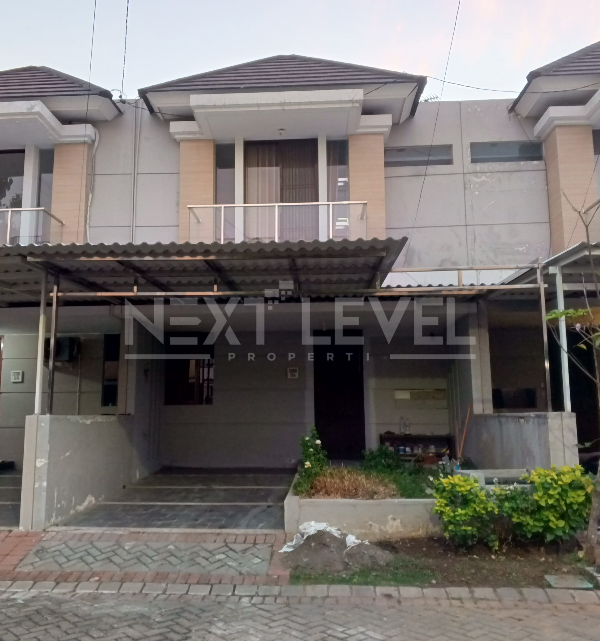 DISEWAKAN Rumah Modern 2 Lantai di Pantai Mentari Surabaya – Cluster Hamilton (Lebar 6, Siap Huni)