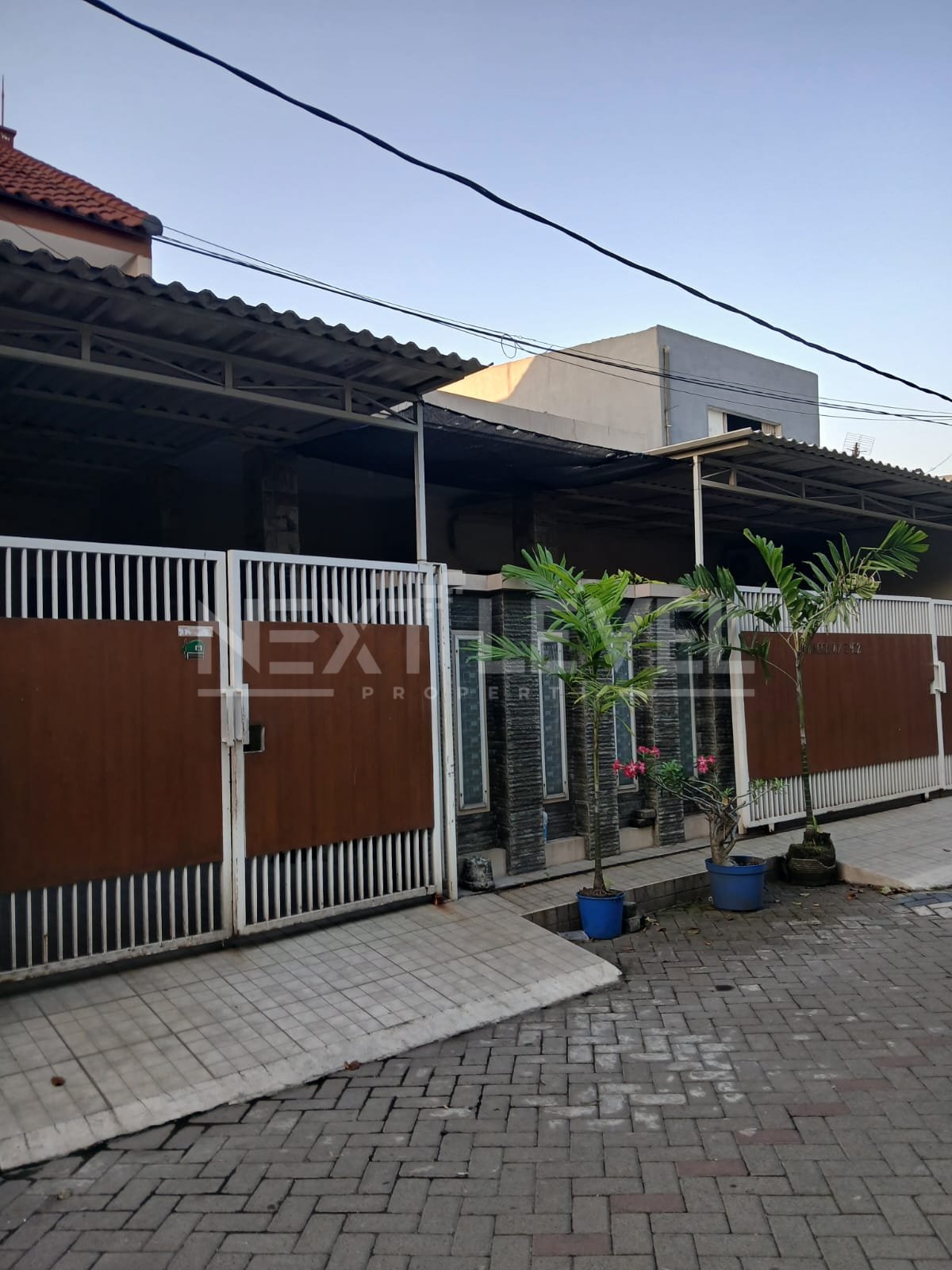 SUPER HOT LISTING – JUAL RUGI UNDER MARKET PRICE. Rumah Lebar 12m Siap Huni di Cluster Mangga, Pondok Tjandra Indah, Sidoarjo