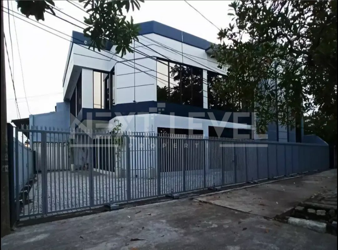 Disewakan kantor multifungsi ex bank di jalan raya Kenjeran, Surabaya.