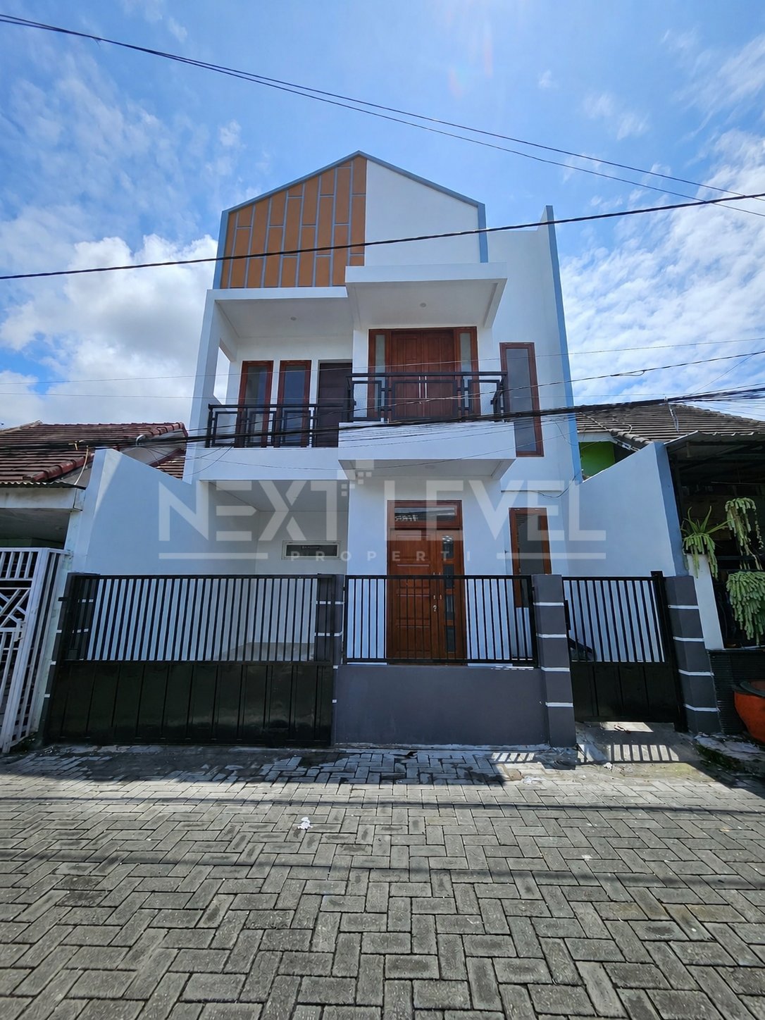 Rumah Eksklusif 2 Lantai di Kawasan Archapada. Dekat Universitas UB, UM, Politeknik Negeri Malang (Polinema),  Rumah Sakit Universitas Brawijaya, Akses mudah menuju pusat Kota Malang. MLG00070