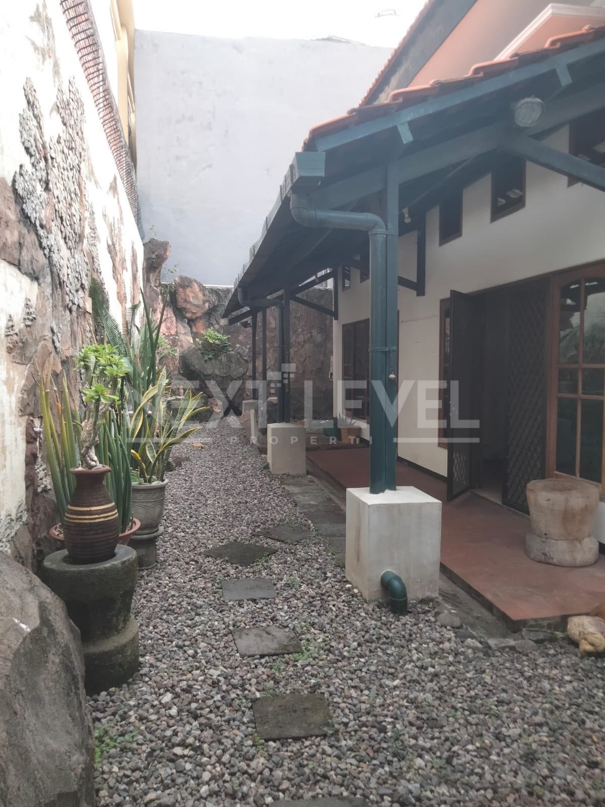 Jual rumah gayung Kebonsari 