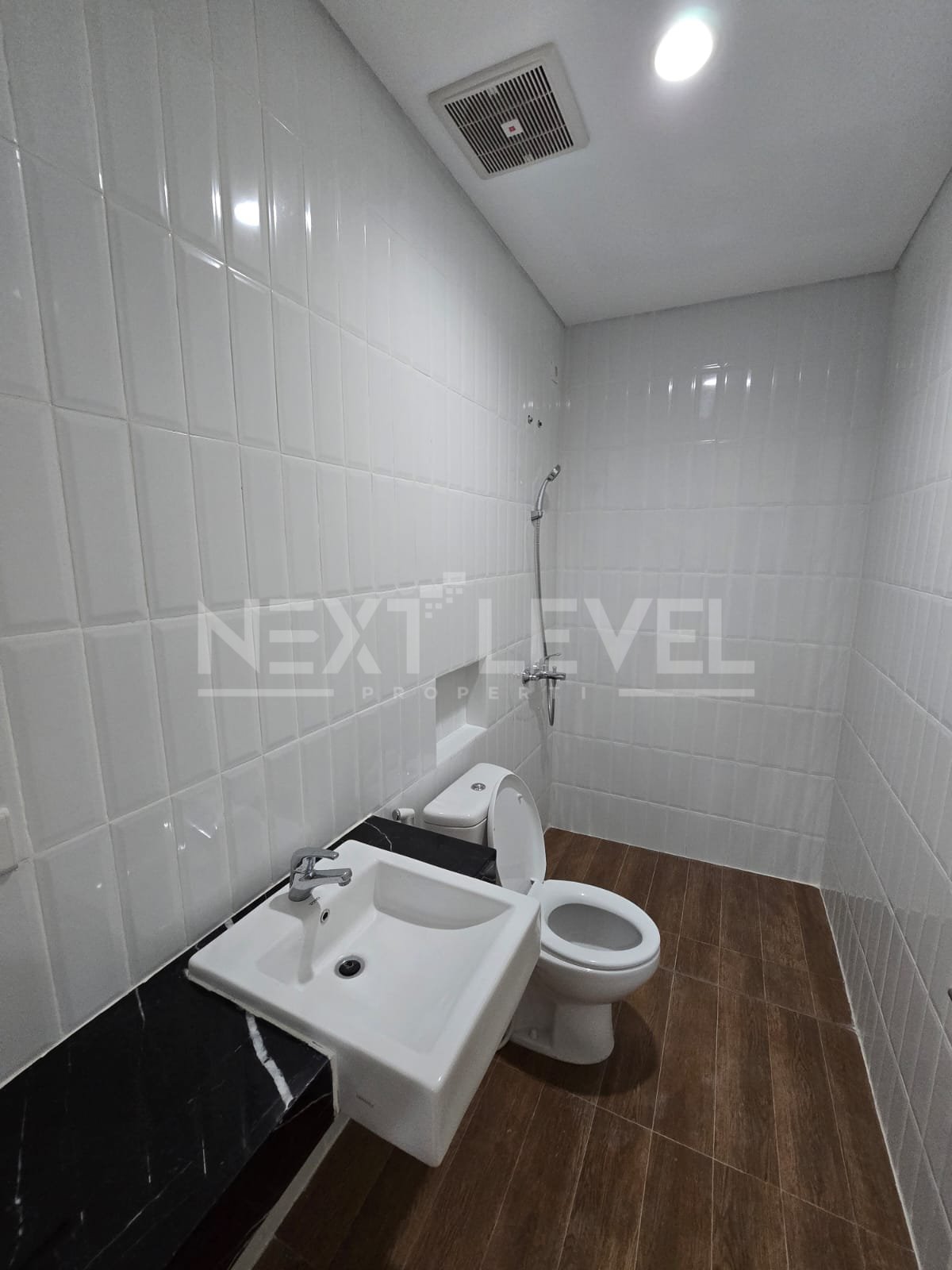 Sewa rumah 3 lantai view danau North west Central