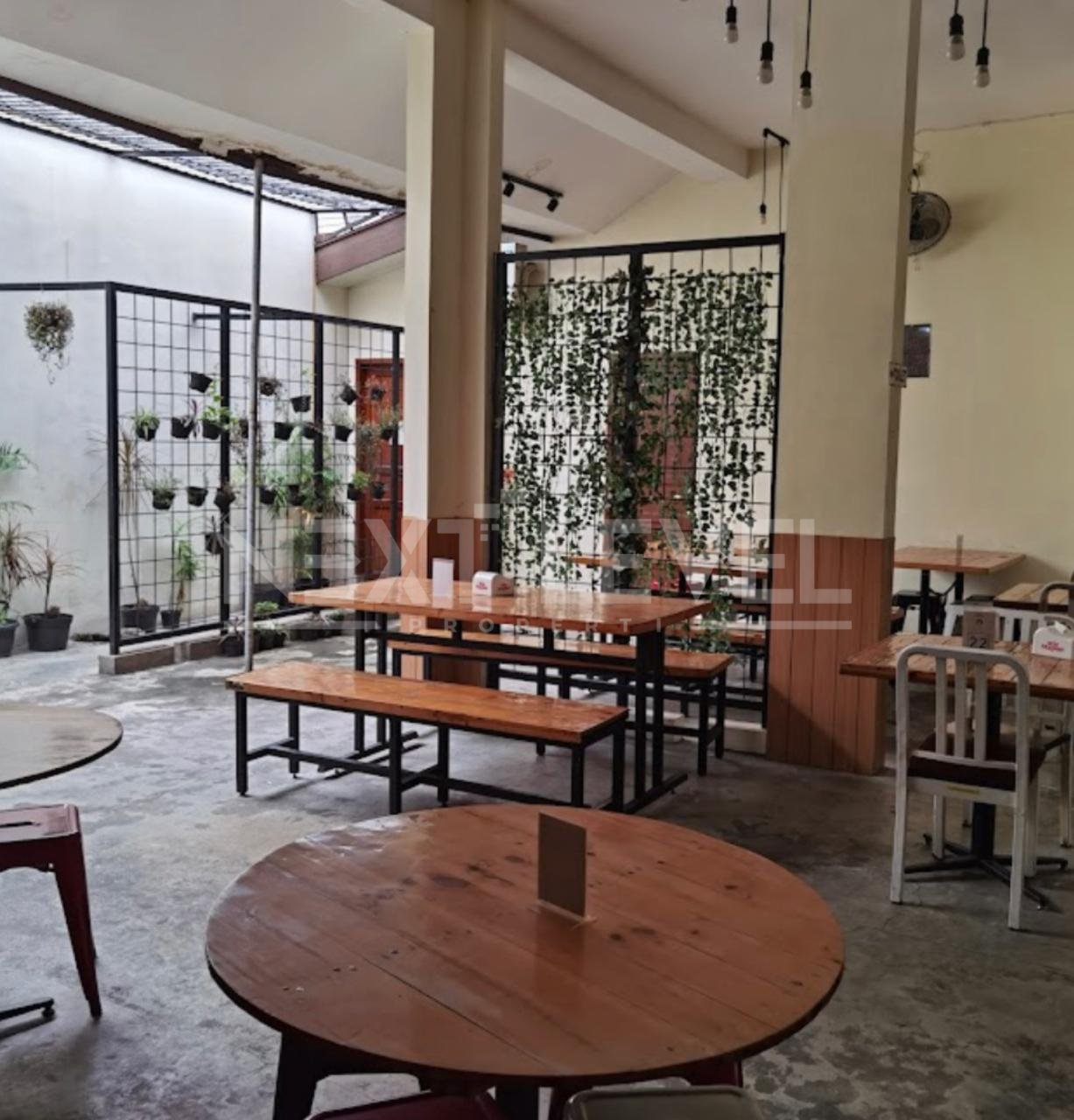 *Dijual Tempat Usaha*  Jl. Raya Darmo Permai  ada ijin usaha resto lengkap, untuk investasi karena saat ini disewa oleh resto  Rp300.000.000/thn