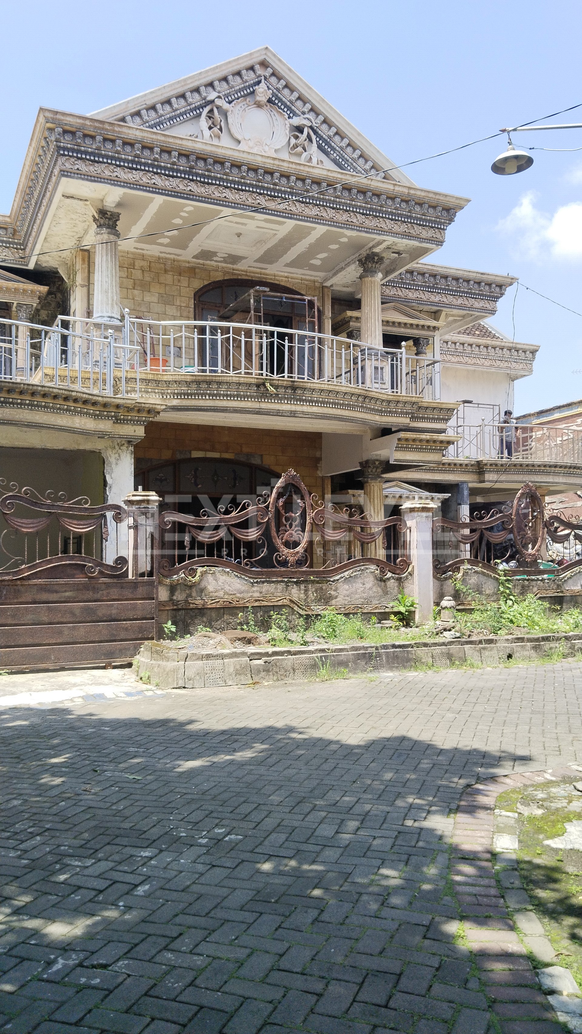 Rumah mewah dengan kolam renang termurah di pusat kota Sidoarjo 