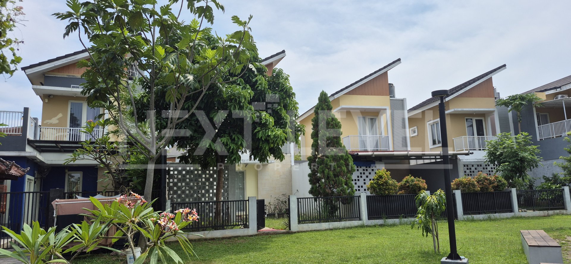 Jarang ada Rumah 2 lantai view Danau dalam cluster Lavest Kota Harapan Indah  
