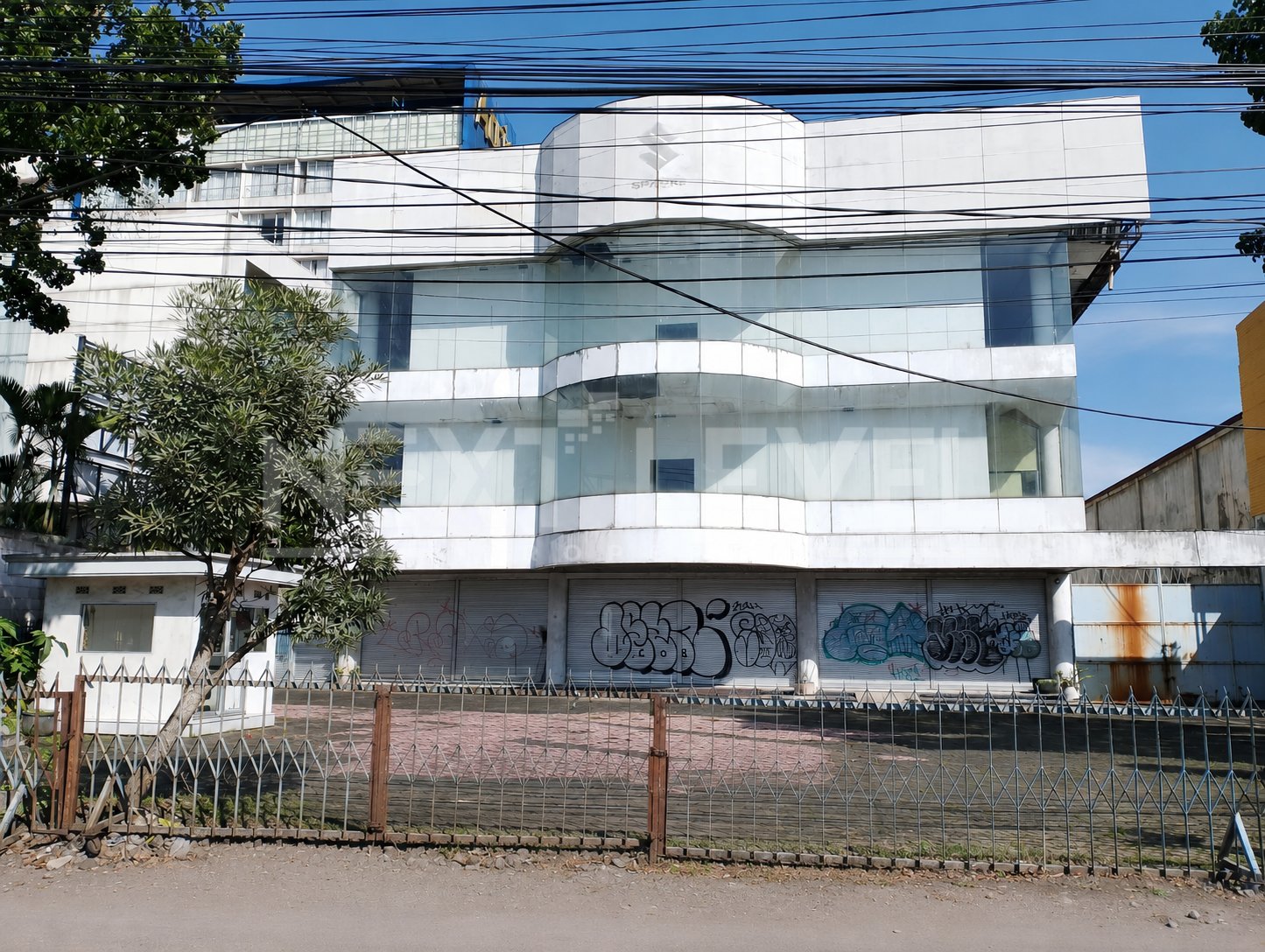 Bangunan Komersial 3 Lantai di Jalan Utama Letjen S. Parman Malang. Dekat Stasiun Kota Baru, Universitas Brawijaya, Universitas Negeri Malang, Politeknik Negeri Malang, MATOS, MOG, RS Lavalette. MLG00075