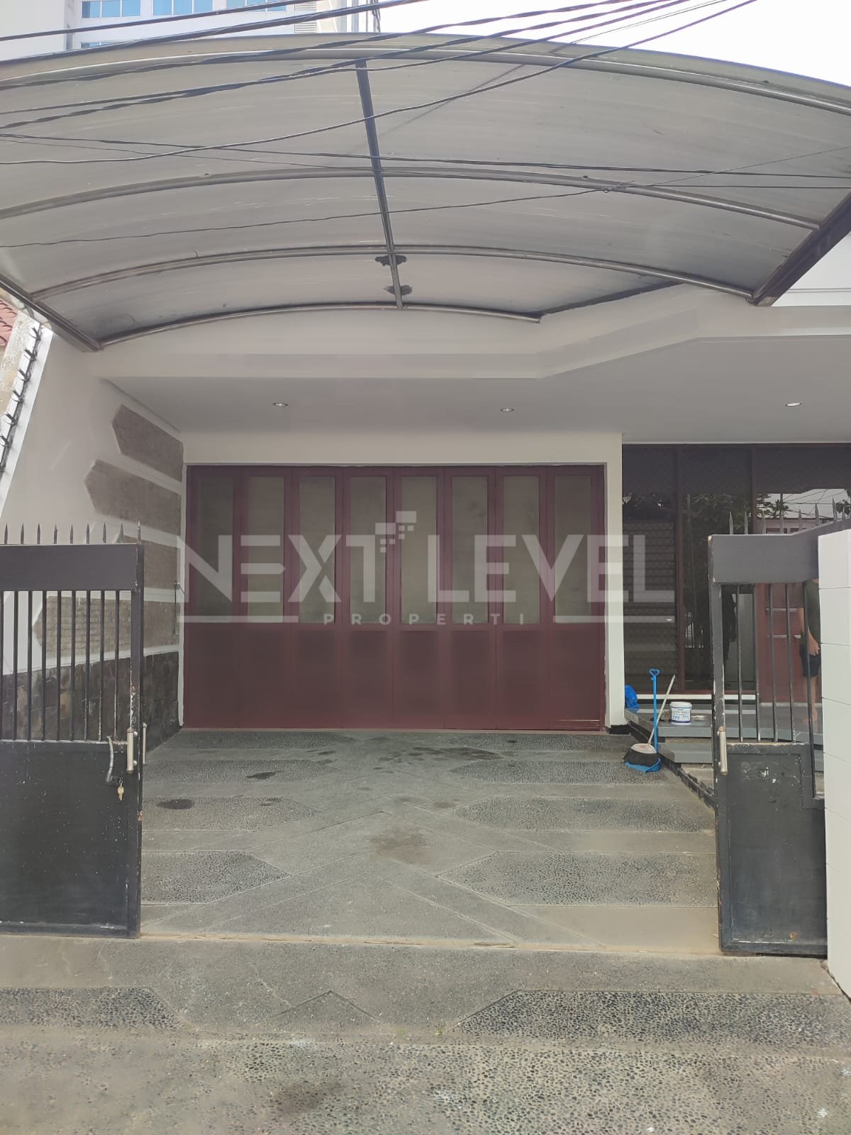 Disewakan Rumah Mewah 2 lantai di Trengilis Utara, Surabaya. 