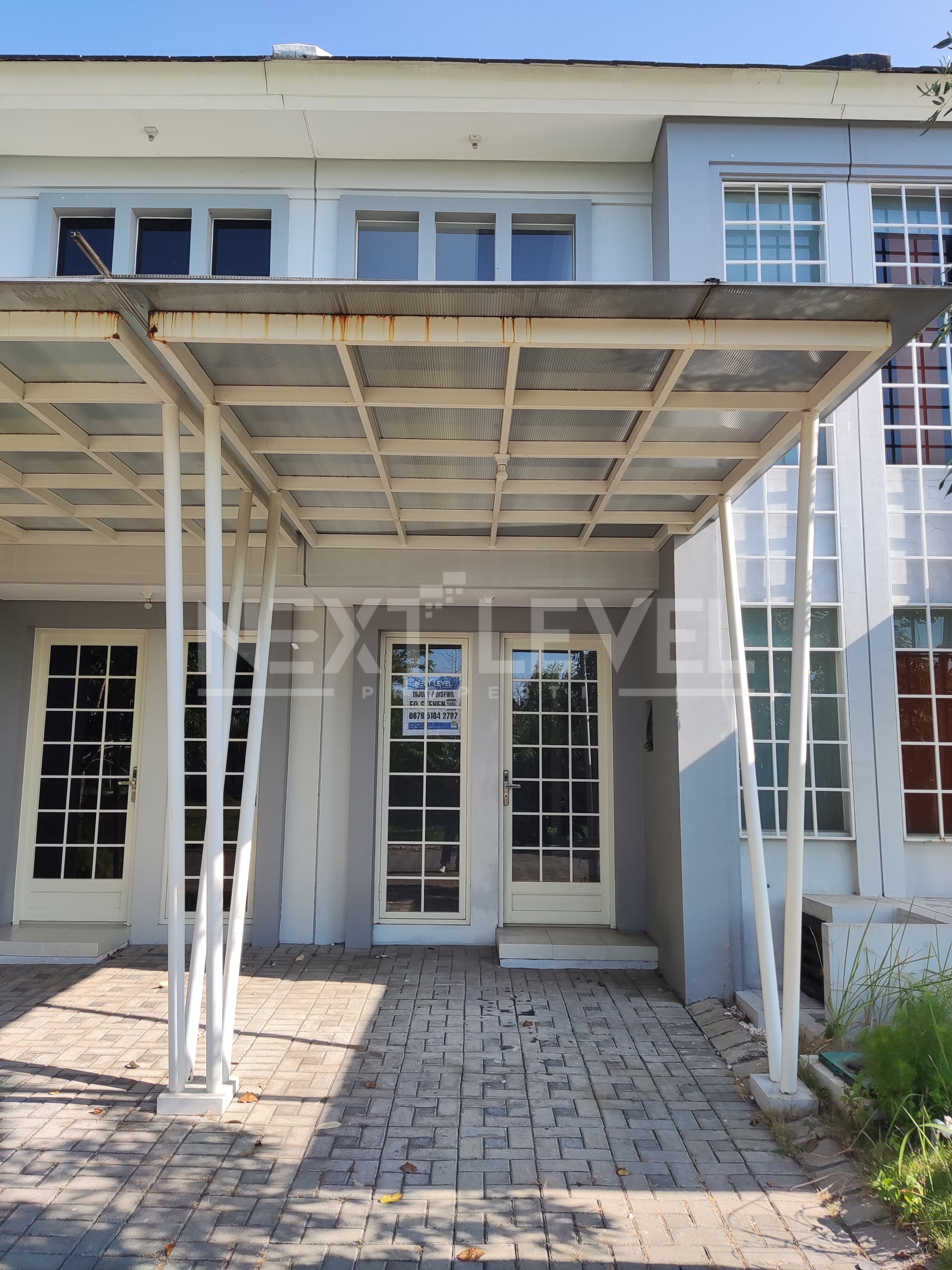 One of the Kind. Satu²nya Rumah 2 lt dg MEZZANINE di GRAND PAKUWON Surabaya