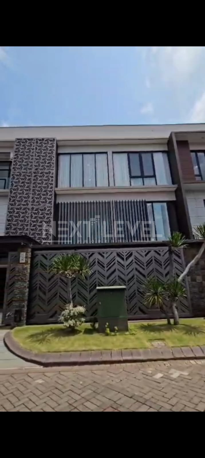 Rumah Mewah Full Furnished dengan Kolam Renang di Istana Dieng Malang. Dekat Universitas Brawijaya, UM, MATOS, Cyber Mall, Rumah Sakit Lavalette.MLG00081
