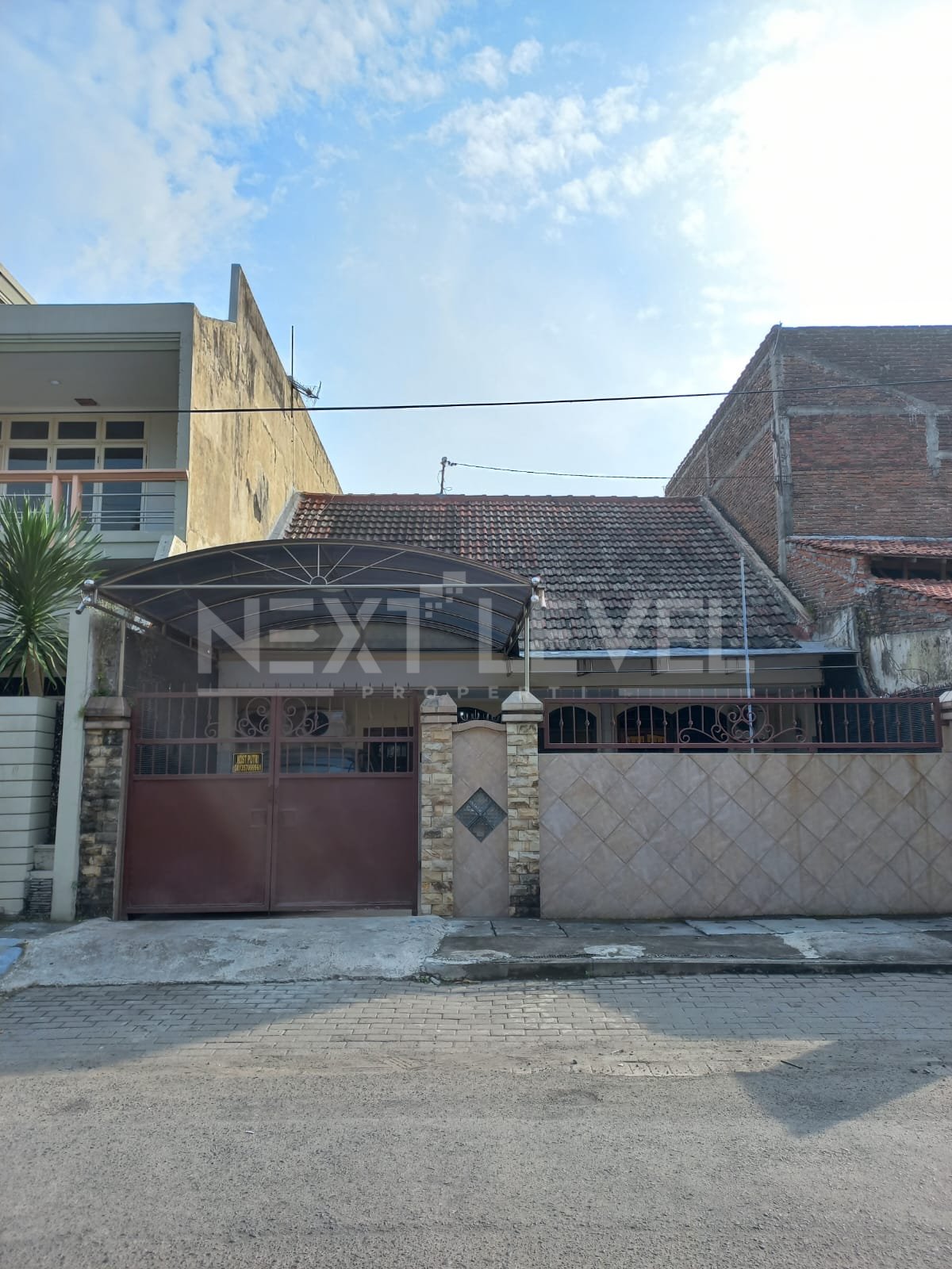 DIJUAL PROPERTI PRODUKTIF: Rumah Tinggal + Kos Aktif Siap Pakai di Dukuh Kupang Timur, Surabaya